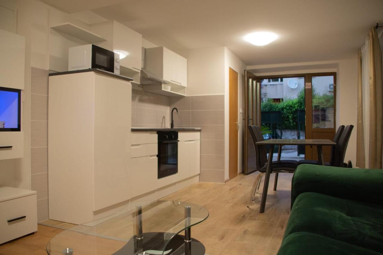 Cosy Charming Near The Palace Apartment